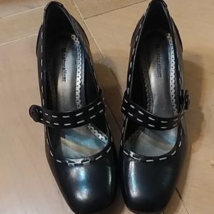 Naturalizer black Mary Jane heels with cream stitc